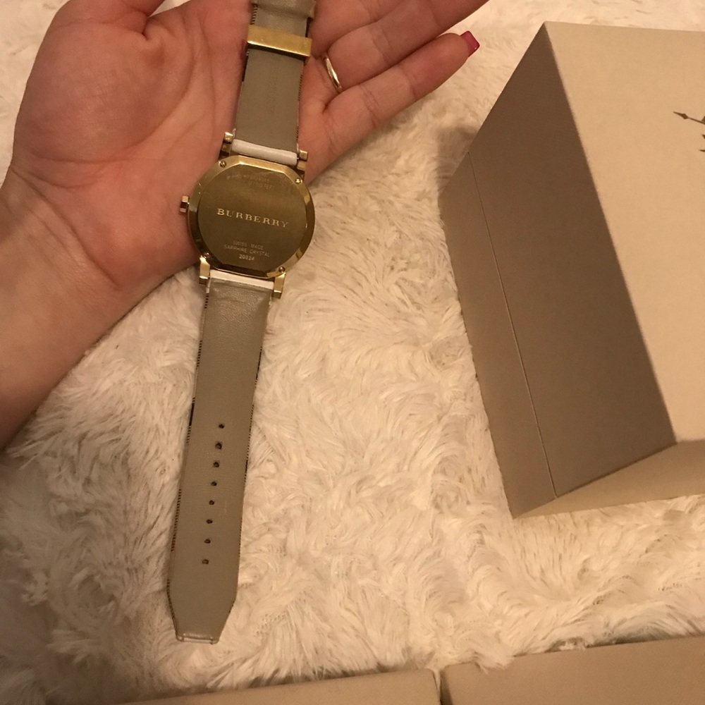Original Burberry watch like new with box - Picture 3 of 3